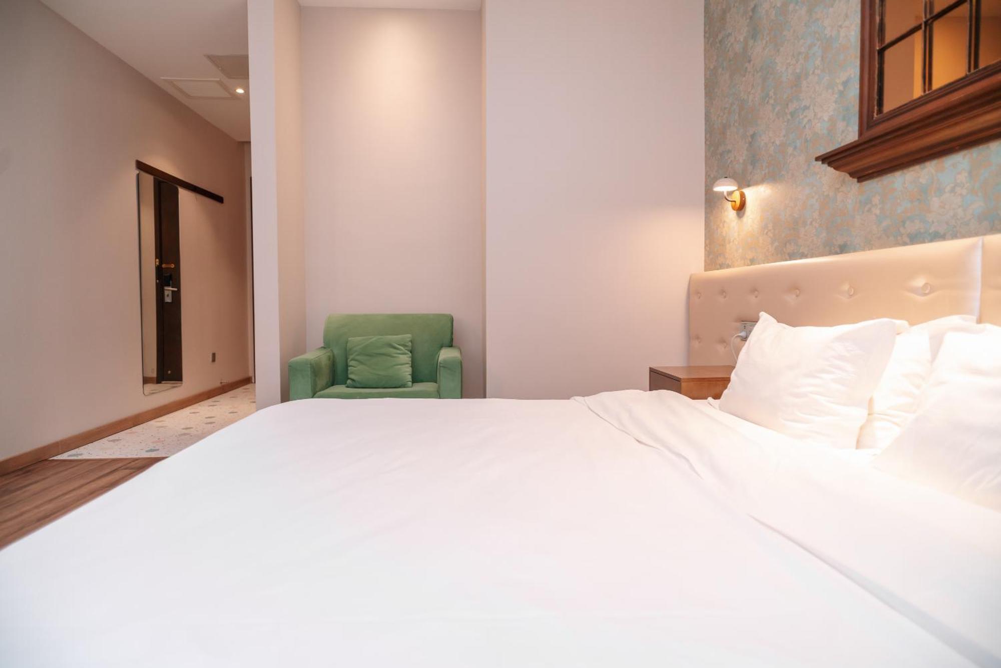 Qingdao Kaiyue Hotel Zhongshan Road St Michael'S Cathedral And Zhanqiao Pier Room photo