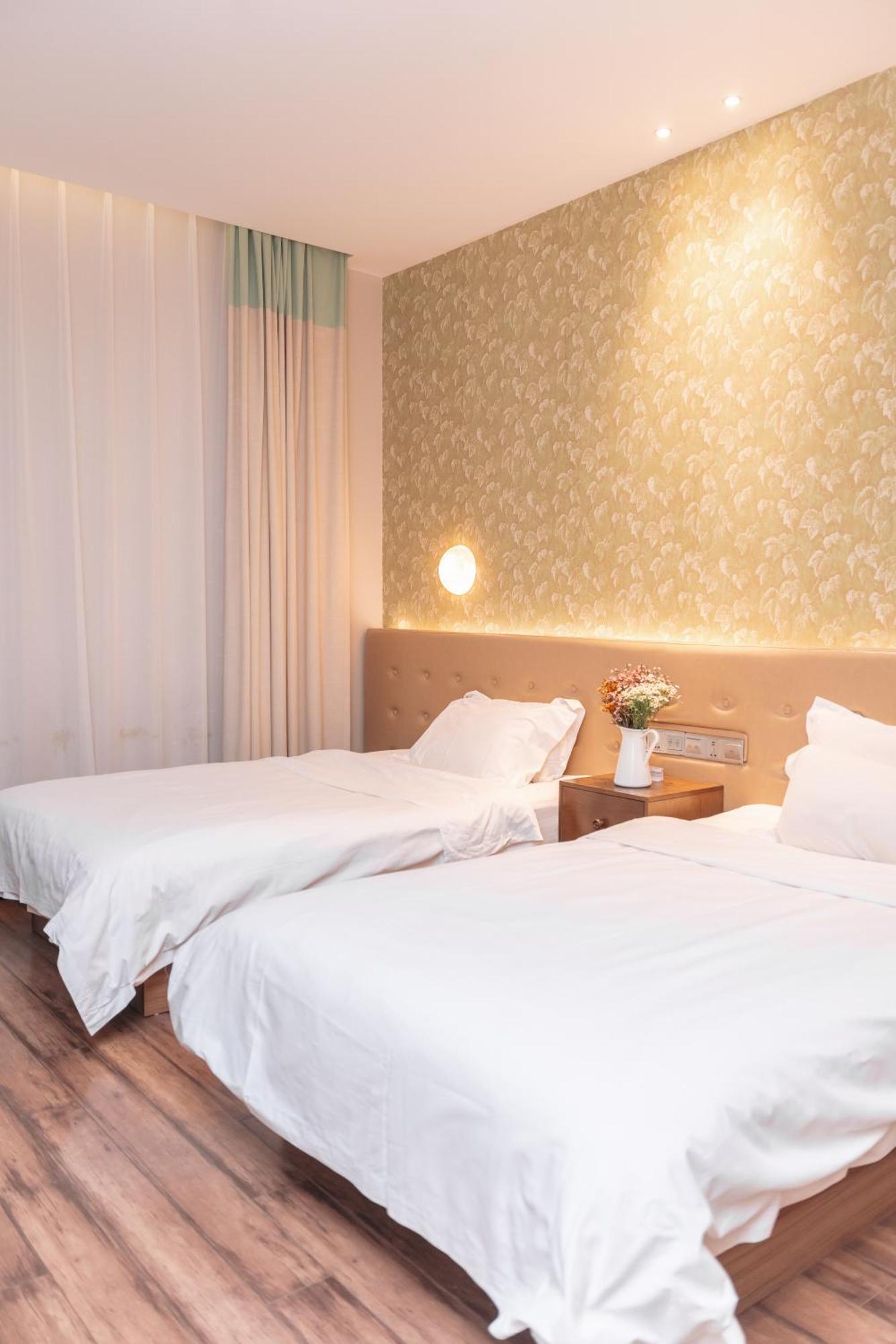 Qingdao Kaiyue Hotel Zhongshan Road St Michael'S Cathedral And Zhanqiao Pier Room photo